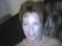 یک ویتالیا سکس مثیر زیبا و خوش هیکل آلت تناسلی مرد را نوازش می کند ، لبهای نرم خود را به دور موی سر می پیچد و با زبان بازی می کند